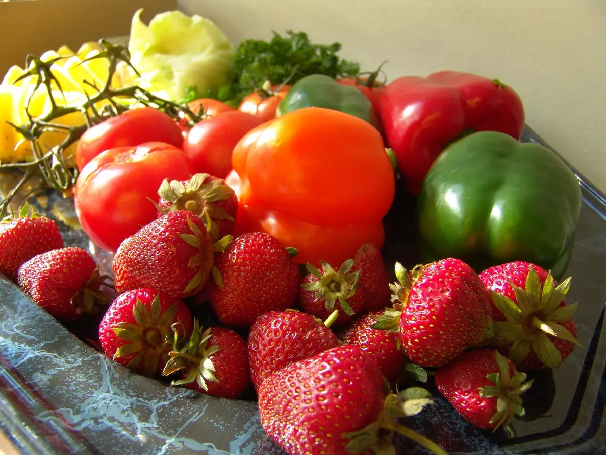 Fresas, tomates y pimientos de colores
